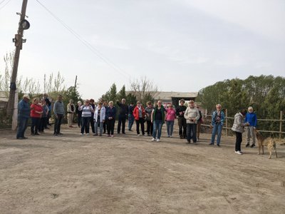 Maalehe reisisellid esimesel farmikülastusel.