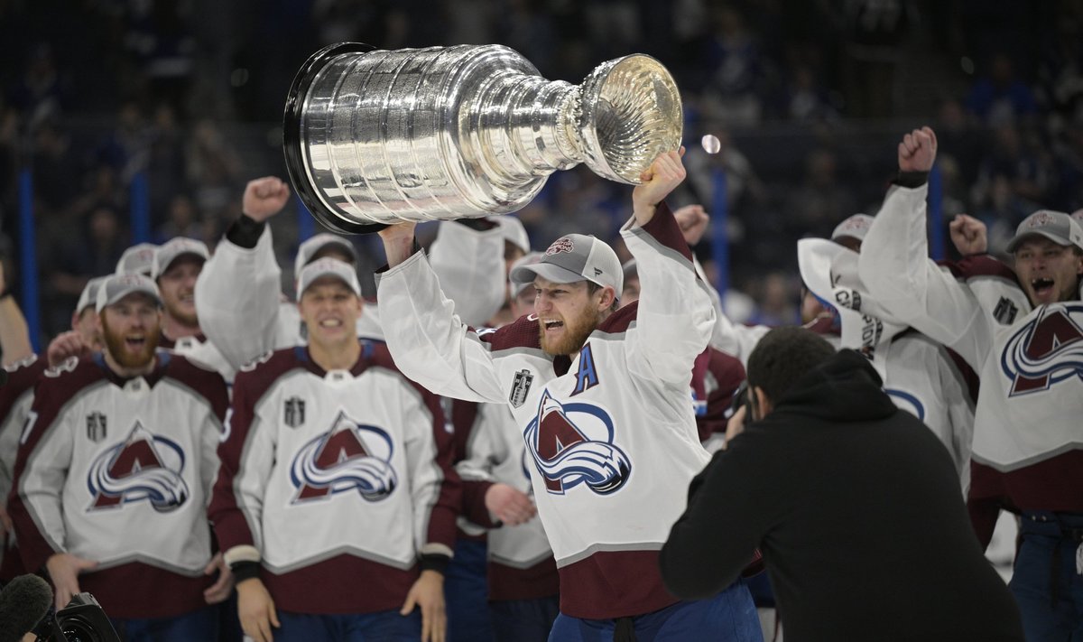 Colorado Avalanche'i täht Nathan MacKinnon Stanley karikaga