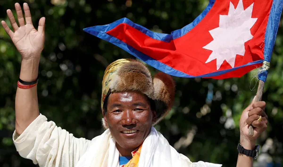 Nepali mägironija Kami Rita Sherpa lehvitab saabudes pärast 2019. aastal 24. korda Mount Everesti ronimist.