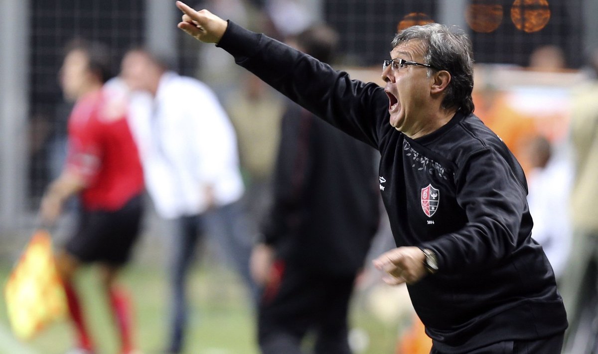 Coach Gerardo Martino of Argentina's Newell's Old Boys leads his team against Brazil's Atletico Mineiro during their Copa Libertadores second leg semi-final soccer match in Belo Horizonte