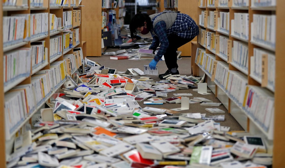 Maavärinajärgne koristustöö Iwaki linna raamatukogus