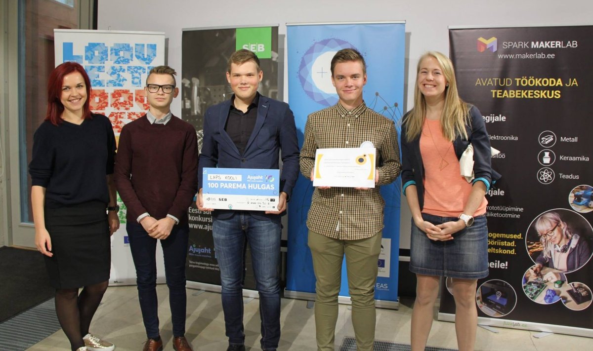 Õpilasfirma Laps Kooli esimene suurem võit: pääsemine Ajujahi top 100 tiimi hulka. Pildi keskel Sander Kukk, paremal õpilasfirma disainer Oskar Vilo ja vasakul firma müügijuht Andre Anni.