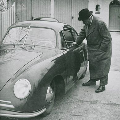 Фердинанд Порше рядом с Porsche 356-2 Gmünd-Coupe , 1950 год.