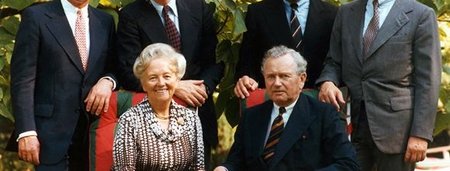 Ферри Порше на праздновании своего 70-летия с супругой Доротеей и сыновьями (слева направо): Герхардом (1938 г.р.), Хансом-Петером (1940 г. р.), Фердинандом Александром (1935 г. р.) и Вольфгангом (1943 г. р.), 1979 год