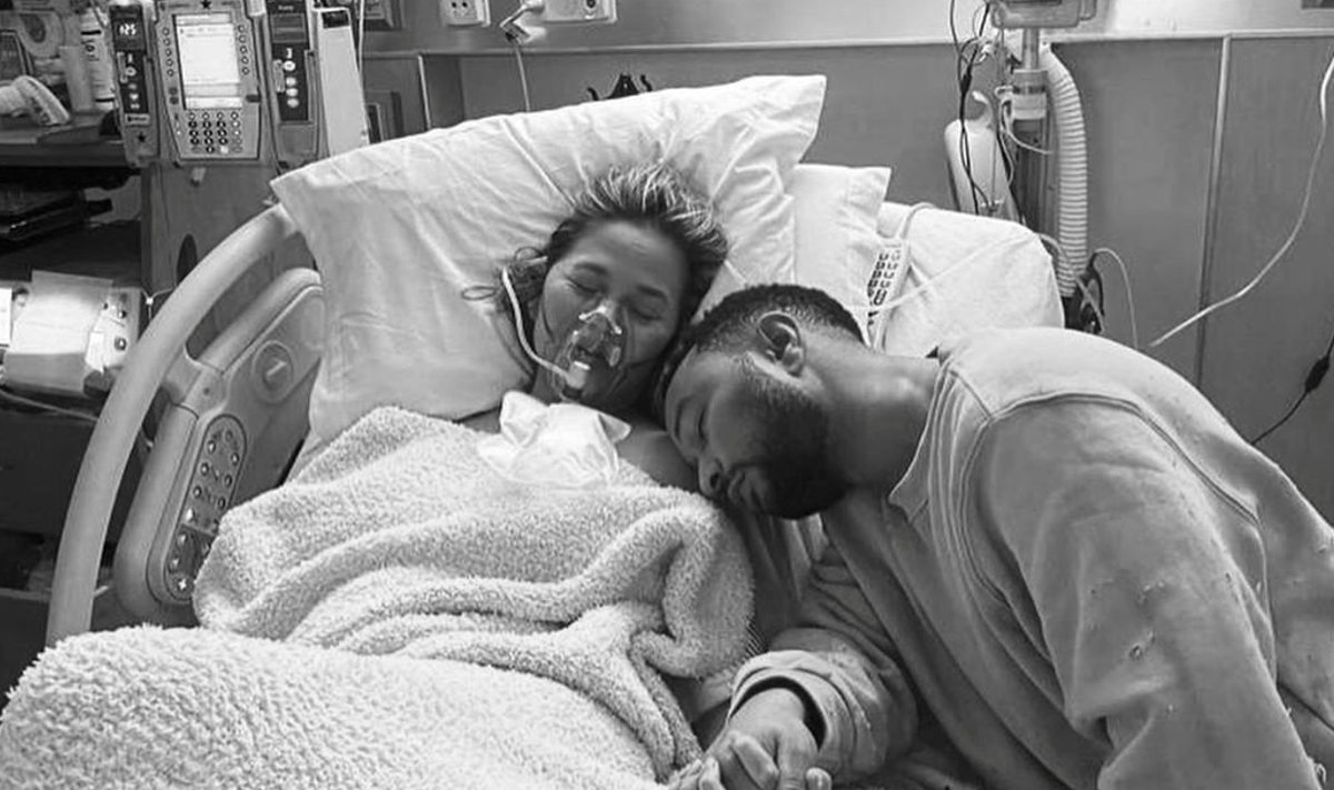 Крисси Тейген и Джон Ледженд в больнице после потери ребенка