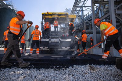 Taristuettevõte Verston paigaldas pilootprojekti raames Fibenoli Imavere katsetehase territooriumile asfaltsegu, mille tootmine ja paigaldamine on oluline teetähis süsinikuneutraalsuse suunal: naftast toodetud bituumen on kuni 25% ulatuses asendatud Fibenoli poolt puidujääkidest toodetud ligniiniga, asfaltsegu tootmisel ja materjali transpordil kasutatati taastuvtoorainetest diislikütust.