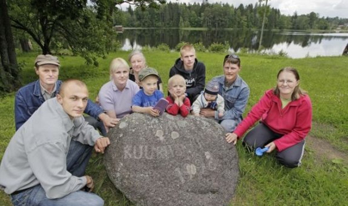 Viitina külaseltsi kolm põlvkonda kuuritsakivi platsil: Margus Norvik, Ilmar Ait, Karin Siig koos poegade Kaspar ja Karel Kimmeliga, Maimu Siig, Alari Kirk, Raimo Teder koos poeg Kristo ja abikaasa Janaga.