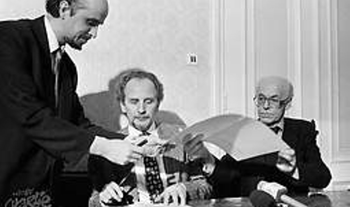 Ajalooline hetk: 25. august 1991. Jón Baldvin ­Hannibalsson (keskel) kirjutab Lennart Meri juuresolekul alla Eesti tunnustamise dokumendile. repro