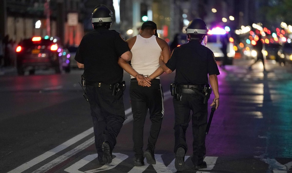 Kümnetes USA linnades kestavad politseivägivalla vastased meeleavaldused. Fotol arreteeritu kahe korrakaitsjaga sel esmaspäeval New Yorgis 5. avenüül