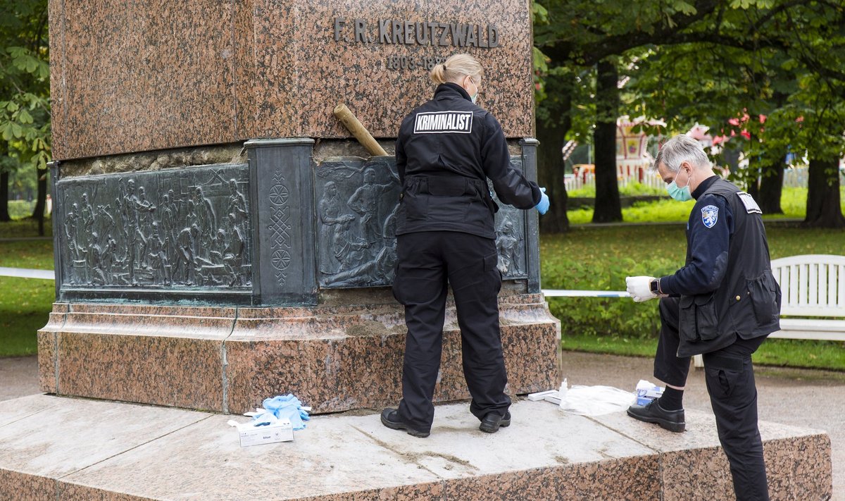Tallinnas Kadriorus asuv Friedrich Reinhold Kreutzwaldi mälestusmärk langes ööl vastu 25. novembrit vandaalide ohvriks