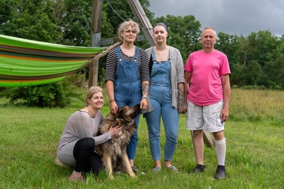 Kaina talu kamp. Vasakul ees pereema Evelin ja koer Laki. Seejärel Echo ja peretütar Anett ning isa Andrus