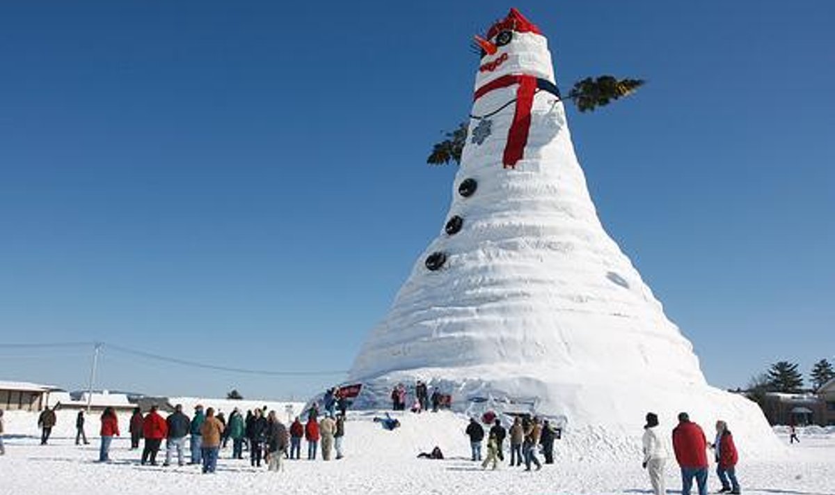 В 2008 году в Германии слепили снеговика высотоой около 37 метров - он занесен в Книгу рекордов Гиннесса.