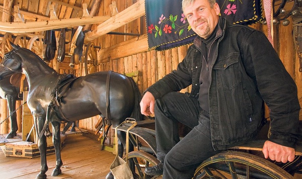 Lembit Paali sidet  esivanemate talu ja ilusa  eestiaegse eluga aitavad  hoida vanad talutööriistad, saanid, masinad, mööbel.