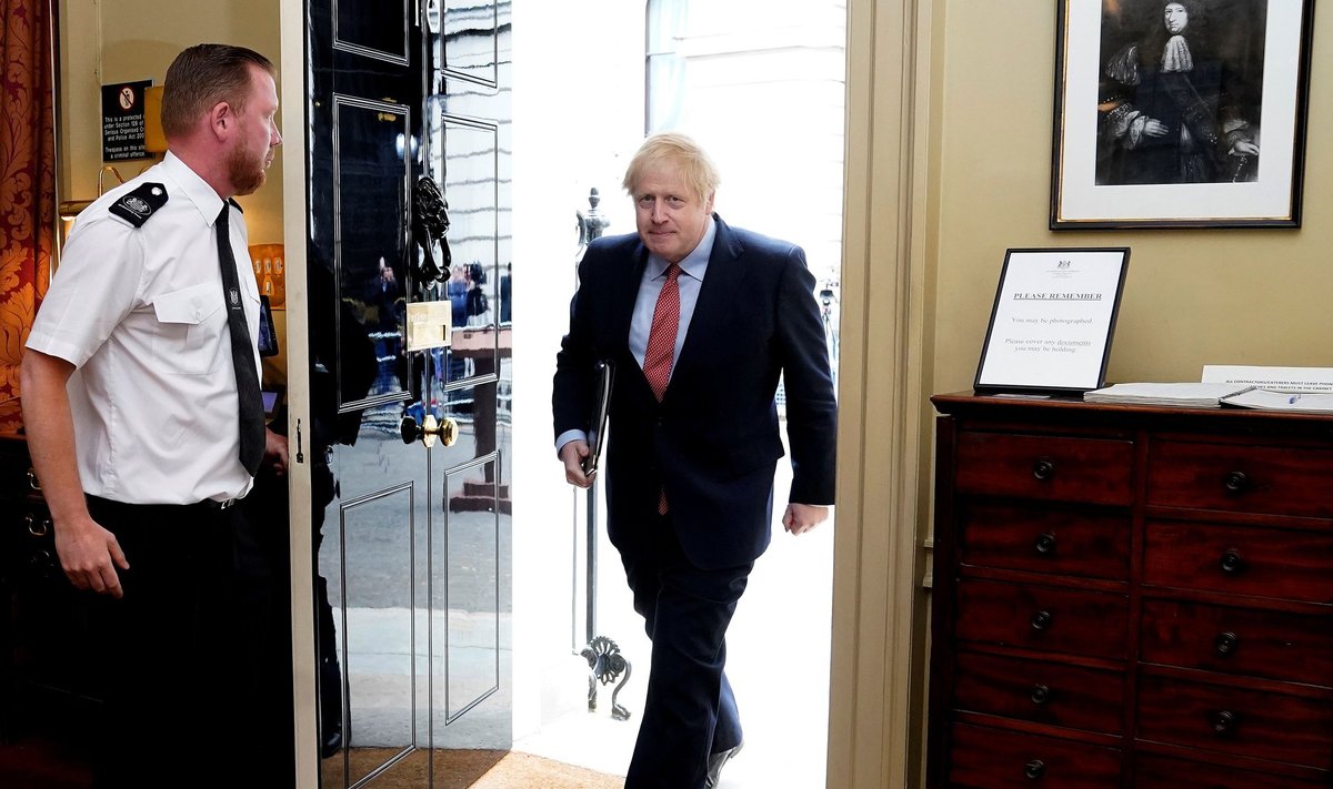 Boris Johnson astus pärast üle kolme nädala kestnud pausi taas oma kabinetti.