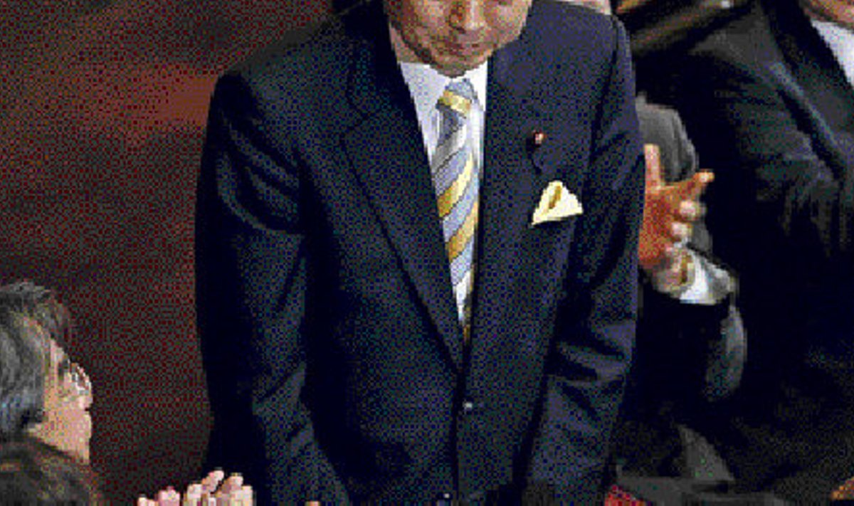Jaapani Demokraatliku Partei juht Yukio Hatoyama võtab pärast parlamendis peaministriks kinnitamist vastu õnnitlusi. 