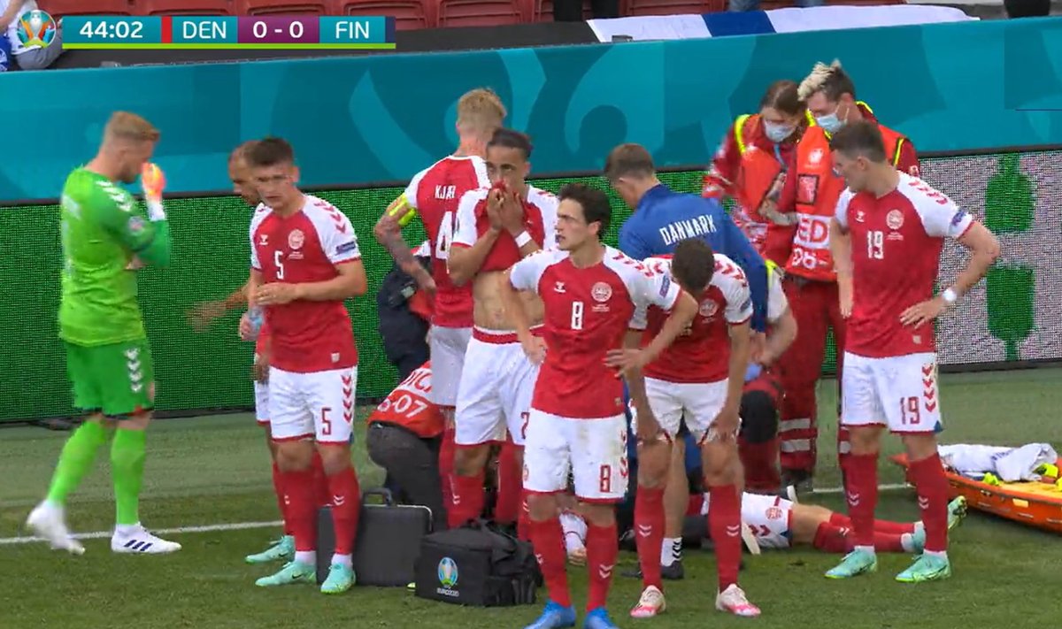 Игроки сборной Дании окружили упавшего Эриксена