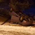 ФОТО: В Пылвамаа автомобиль с алководителем за рулем перевернулся на крышу