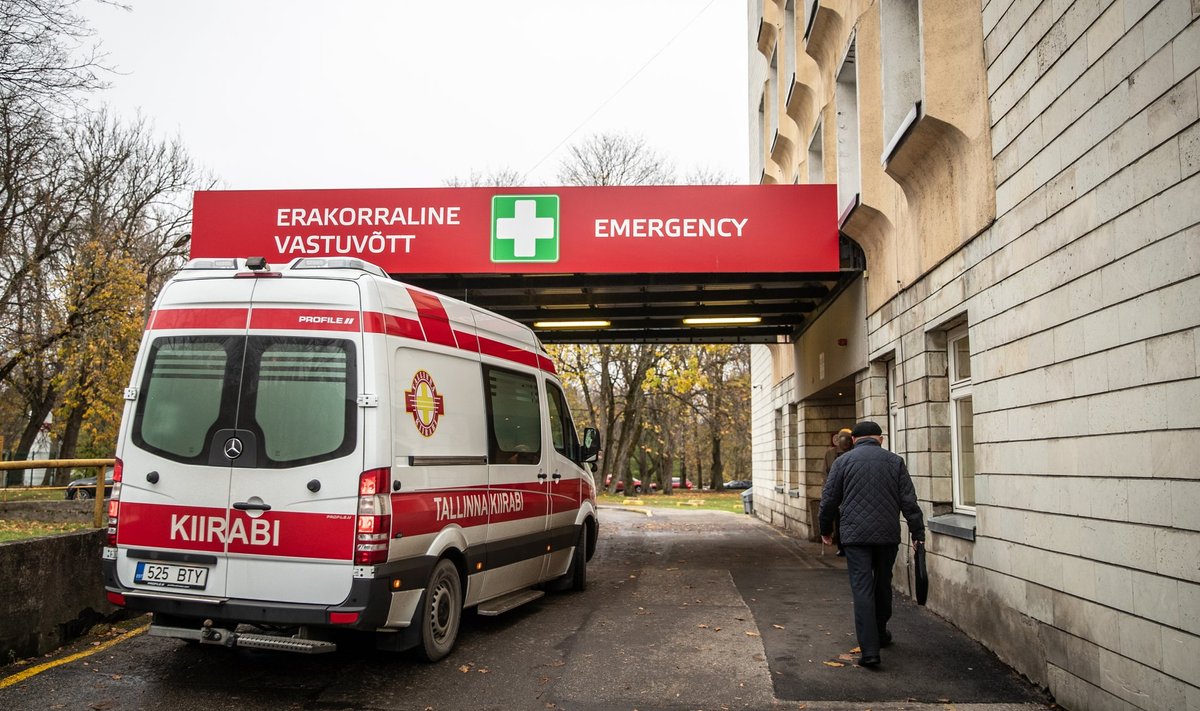 „Täna on olukord natuke rahulikum, aga eile oli meil tõesti järjekord kiirabidest, enamus neist tõid koroonapatsiente," sõnati Ida-Tallinna Keskhaiglast.
