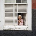 KLÕPS | Kuidas naabreid tõeliselt ehmatada: tunde aknal seisnud naisterahvas tekitas ümberkaudsetes tõsist mure