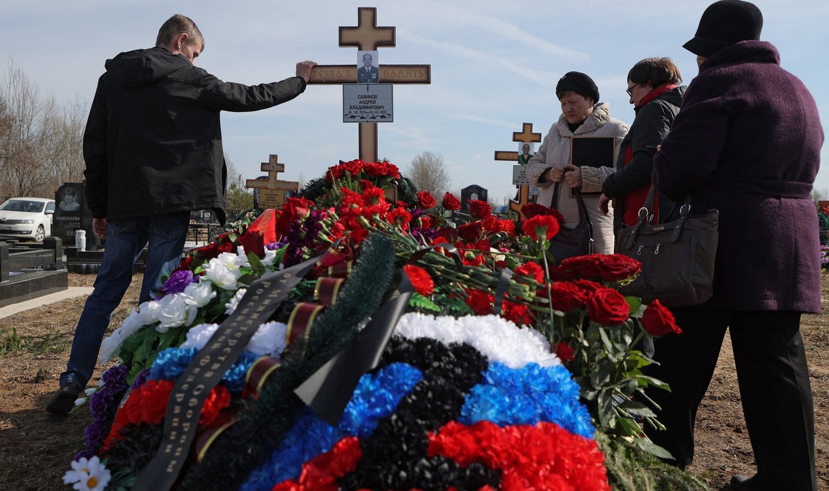 TA LANGES EMAKESE VENEMAA EEST VÕIDELDES: Peterburi lähedale Kirišisse maetud Vene ohvitseri Andrei Savinovi kalm.