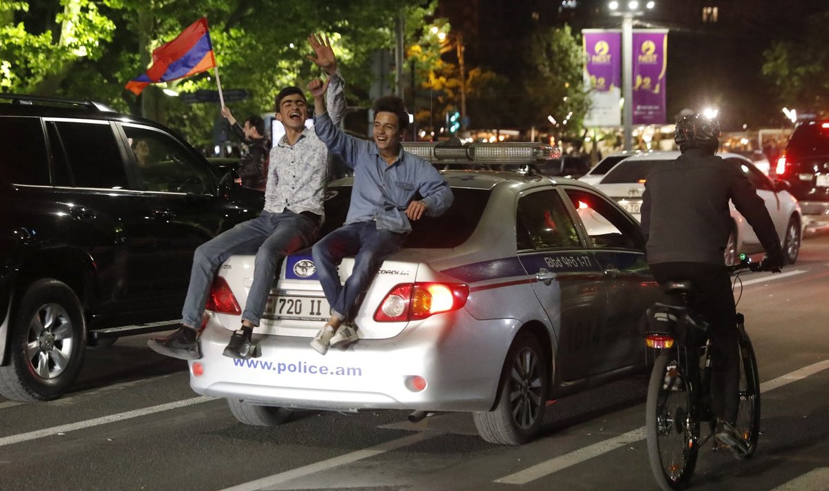 Ööl vastu teisipäeva tohtis Armeenia pealinnas Jerevanis Sargsjani lahkumist tähistada isegi politseiauto pagasiruumi peal istudes.