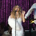 FOTOD: Mariah Carey esines kipsis käega ja vahetas laval kolm korda muhvi!