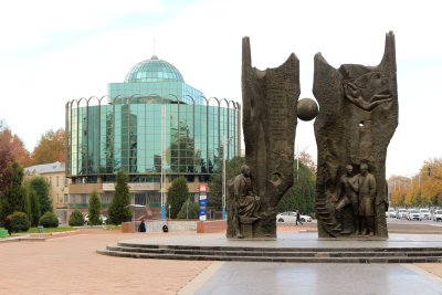Площадь перед входом в метро. Слева - Циолковский, справа - Гагарин и Королев