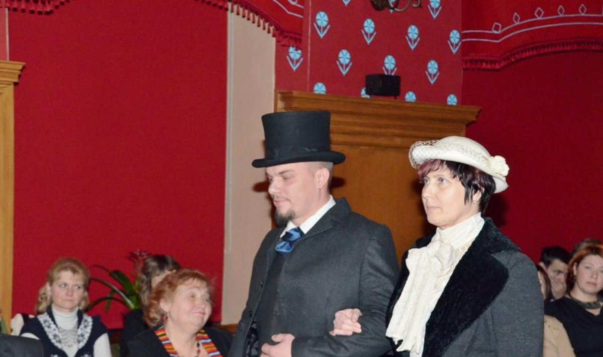 Parun Nolcken (Jaanus Knude) oma kauni naise Josephine Karoline Elisega (Ille Sinilaht) külaliste ette astumas. Foto: Janno Viilik