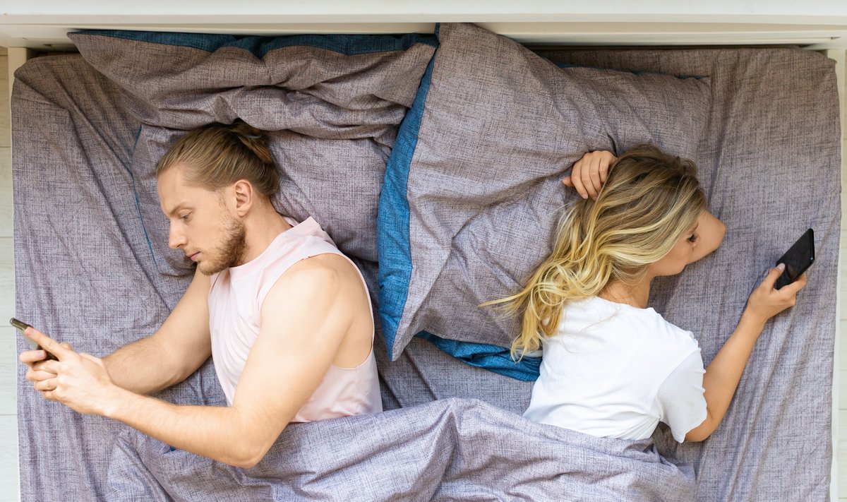 BED ROTTING: Uus trend, mida järgivad inimesed ei välju voodist kogu päeva ja passivad ainult telefonis.