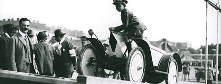 Ферри Порше со своим первым автомобилем, 1921 год
