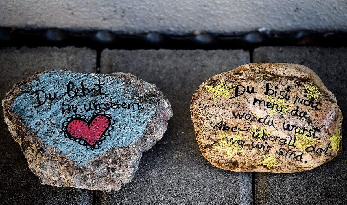 OLED MEIE SÜDAMES: Lasteaia trepile on Greta mälestuseks jäetud kaunistatud kivid.