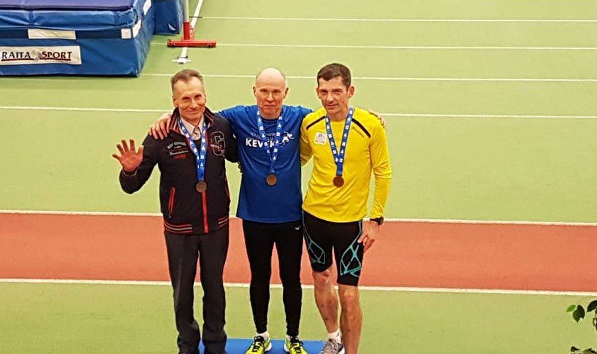 Arnold Nõmm (vasakul) laupäeval Tallinna spordihallis veteranide Eesti meistrivõistluste autasustamisel. Pjedestaali kõrgeimal astmel kahekordne Euroopa meister Margus Kirt.