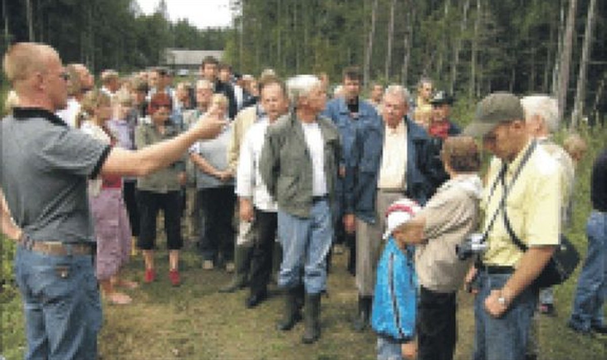 Tunnustatud metsaomanikud Raplamaal mulluse talumetsa majandajate konkursi võitja Paul Augi metsas. Selgitusi on jagamas (pildil vasakul) Paul Augi poeg Joel Aug.