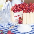 RETSEPT | Pidulik tort koolilõpetajale — maasika-sidrunišarlott