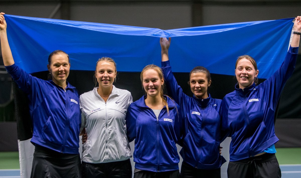 Eesti Fed Cupi naiskond 2015. aastal: Kaia Kanepi, Anett Kontaveit, Valeria Gorlats, Julia Skripnik ja kapten Maret Ani.