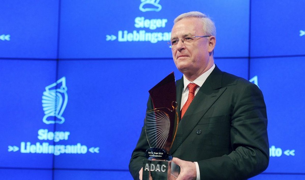 Volkswageni tegevjuht Martin Winterkorn hoiab 16. jaanuaril 2014 käes ADACi auhinda "Gelber Engel 2014", mille VW on otsustanud tagastada. 