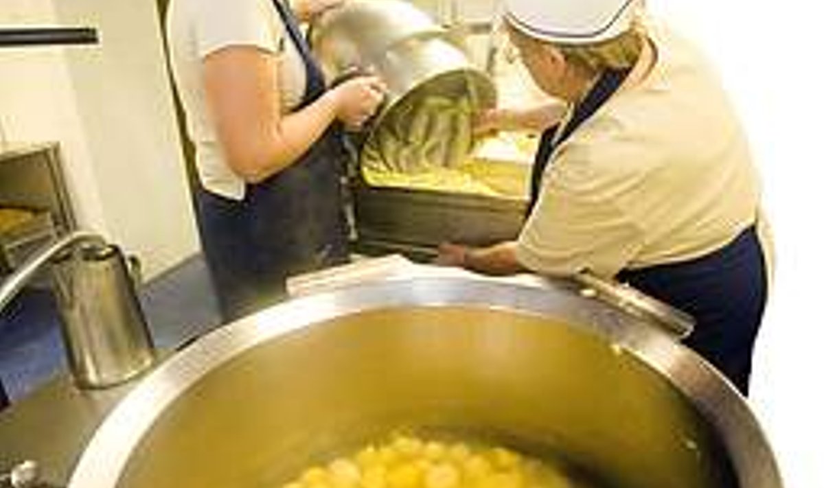 PAJAKENE, KEEDA! Miina Härma gümnaasiumi kokatädid valmistavad tüüpilist koolilõunat – kartulit ja selle kõrvale hakklihakastet. INGMAR MUUSIKUS