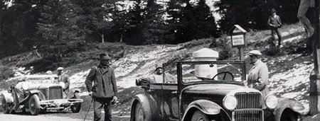 Фердинанд Порше (справа) с супругой Алоизией (на заднем фоне в автомобиле) рядом с сконструированным им Steyr Typ 30, 1929 год
