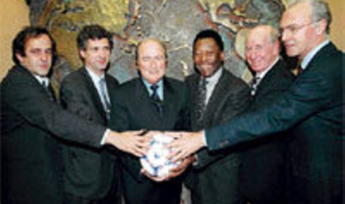 FIFA kohtumisel 1998. aasta novembris. Vasakult Michel Platini, Angel Villar, FIFA president Joseph Blatter, Pele, sir Bobby Charlton ja Franz Beckenbauer.