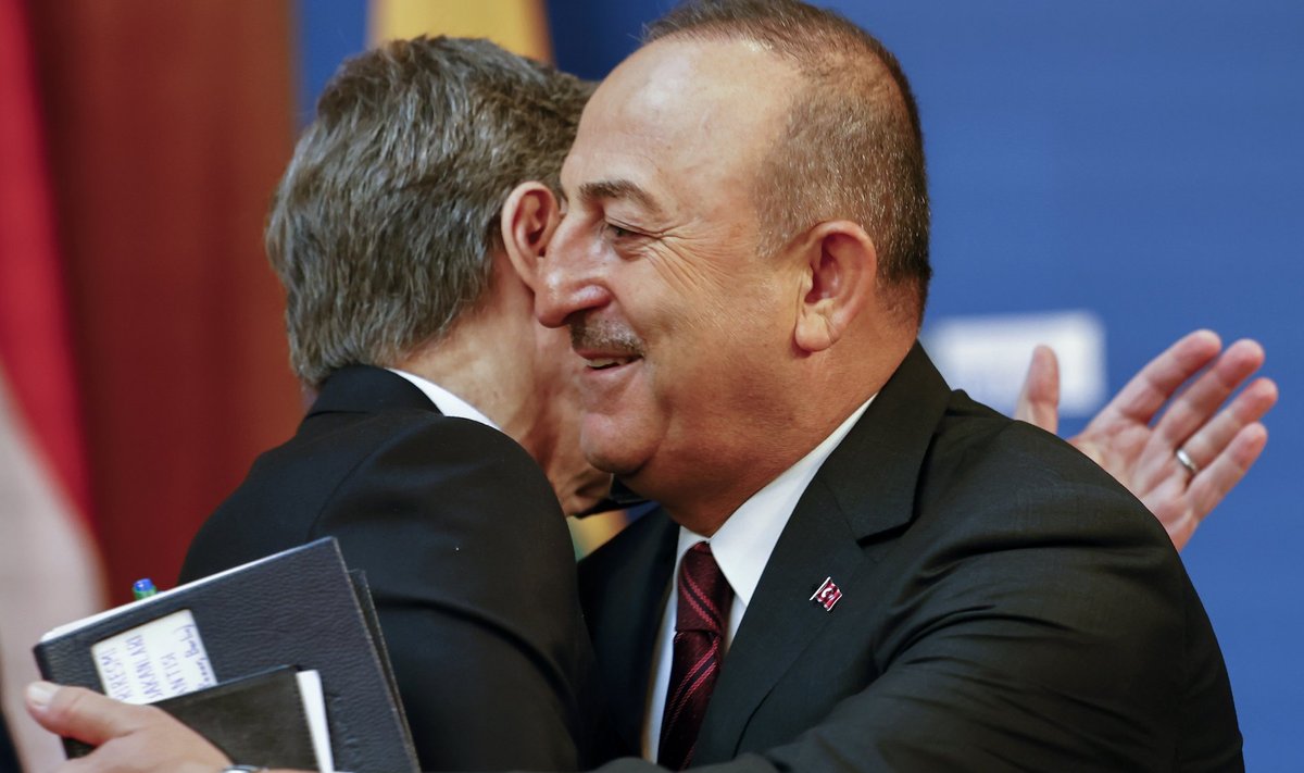 Министры иностранных дел стран НАТО провели сегодня неофициальную встречу в Берлине. На фотографии обнимаются госсекретарь США Энтони Блинкен и министр иностранных дел Турции Мевлют Чавушоглу.