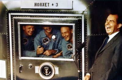 Neil Armstrong, Michael Collins ja Buzz Aldrin karantiinikambris pärast Kuult naasmist president Nixoniga. Presidendil oli laual valmis ka teine kõne puhuks, kui peab avalikkuse ette pöörduma sõnumiga meeste hukkumisest.