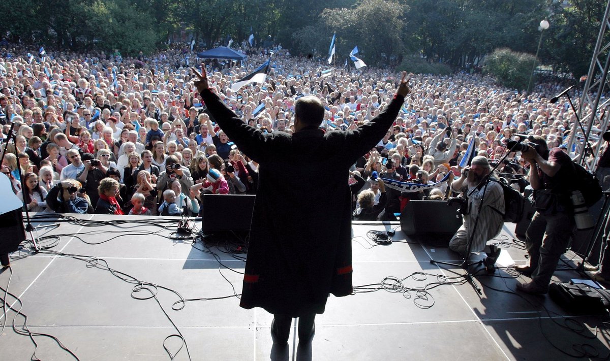 Toomas Hendrik Ilves pidas 2006. aastal presidendivalimiste eelsel kontserdil rahvale kõnet. Presidendiks valiti ta toona valimiskogus, kuid sellele eelnes mitu suurt toetusüritust nii talle kui ka vastaskandidaat Arnold Rüütlile. Keskerakond arvab, et emotsionaalse rolli tõttu võiks presidenti validagi rahvas.