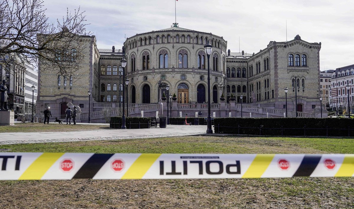 Politsei turvamas Norra parlamendihoonet.
