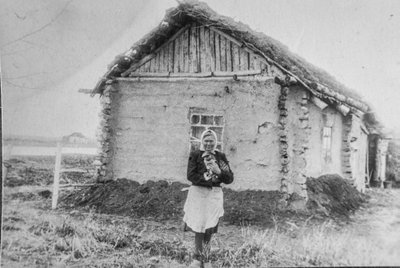 Ann Meri isaema Siberis Novosibirskis maja ees, kus ta küüditatuna elas.
