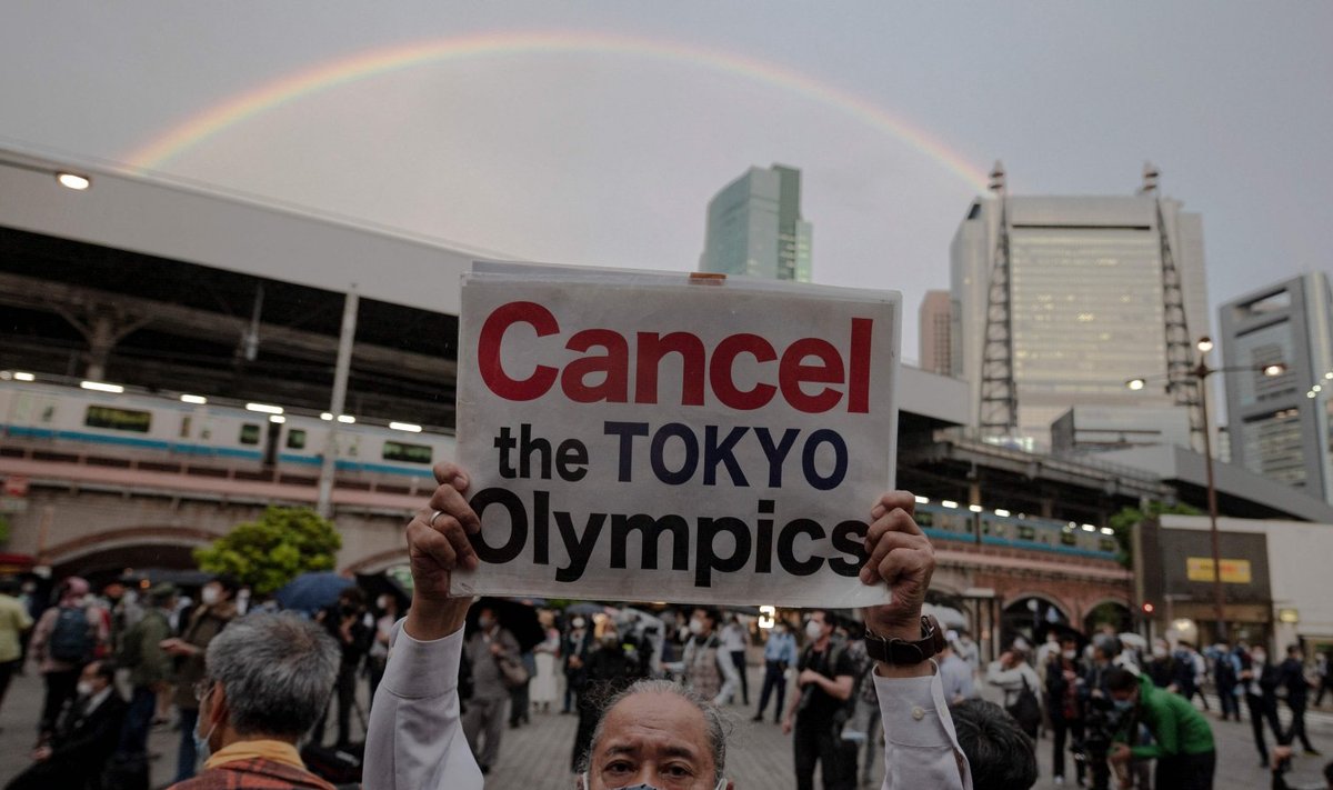 Jaapani meeleavaldaja hoidmas pea kohal Tokyo olümpia vastast loosungit. Pilt tehtud täna, 17. mail Tokyos.