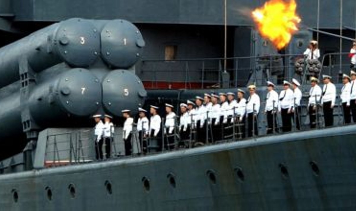 Udalõi-klassi suure allveetõrjelaeva Admiral Tšebonenko tervituspauk