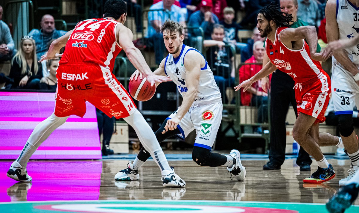Rapla ja Rakvere korvpallimeeskonna tuline lahing mullu oktoobris. Tulevaks hooajaks otsustas Rakvere selle spordiala tipus pillid kotti pakkida.