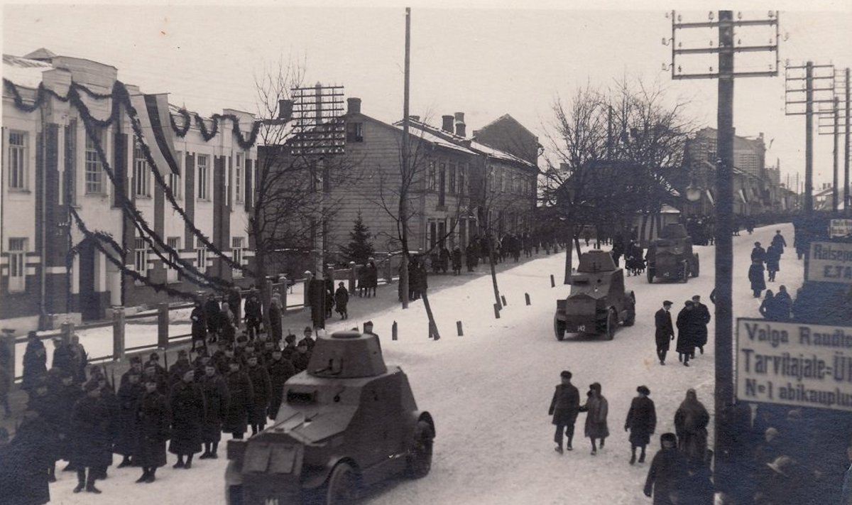Vabariigi aastapäeva paraad Valgas. 1930. teisel poolel. Esiplaanil Eestis Arsenali tehases toodetud soomusautod Arsenal-Grossley. Soomusautod olid teenistuses Auto-Tanki rügemendis.