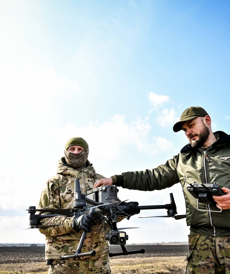 Ukraina sõjaväelased sõjaväedrooniga