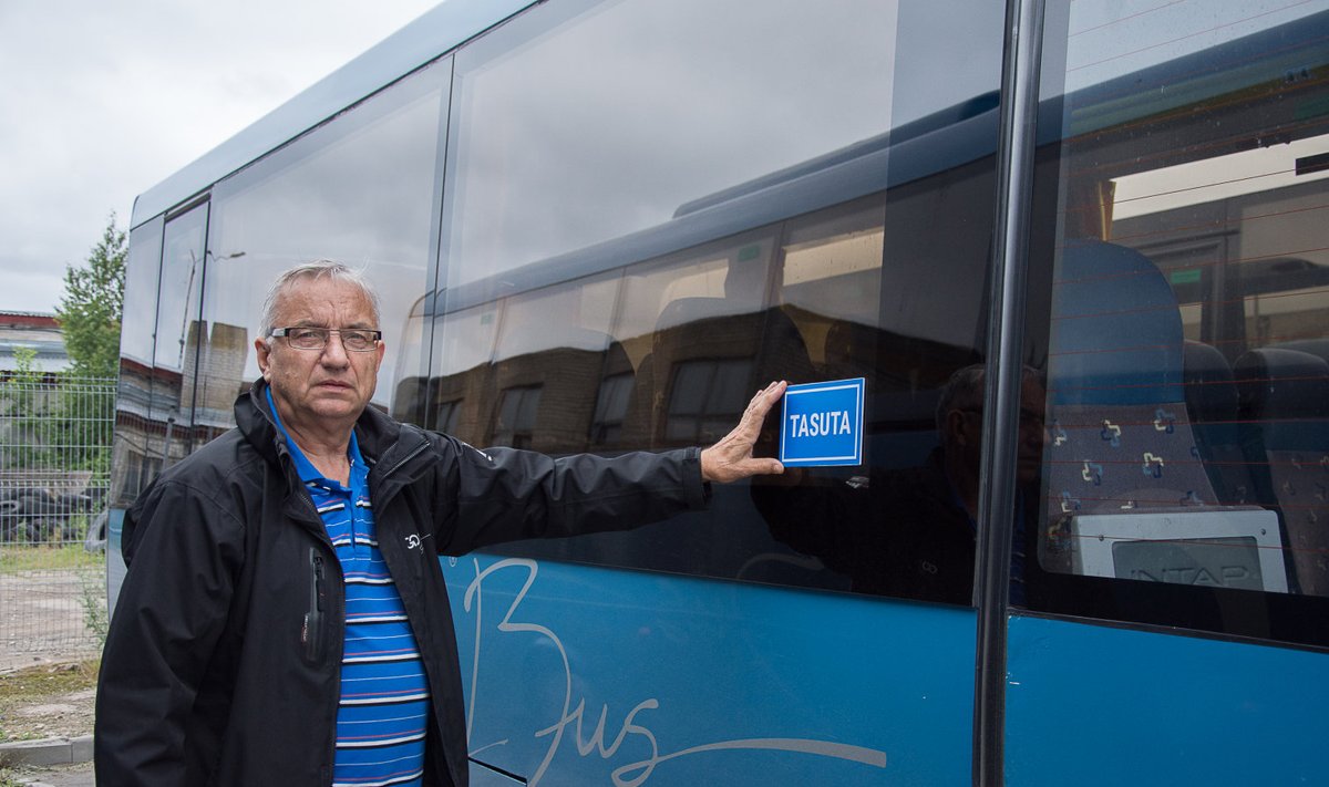 AS-i GoBus Saaremaa osakonna töödejuhataja Nikolai Jakovets sildiga, mille järgi on võimalik ära tunda busse, kus reisijatele rakendub nulleurone pilet.